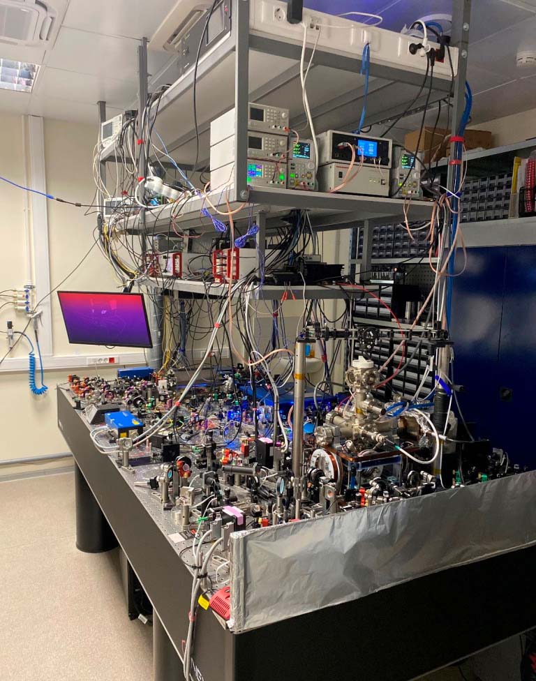 Одна из экспериментальных установок в лаборатории квантовых вычислений на основе нейтральных атомов
